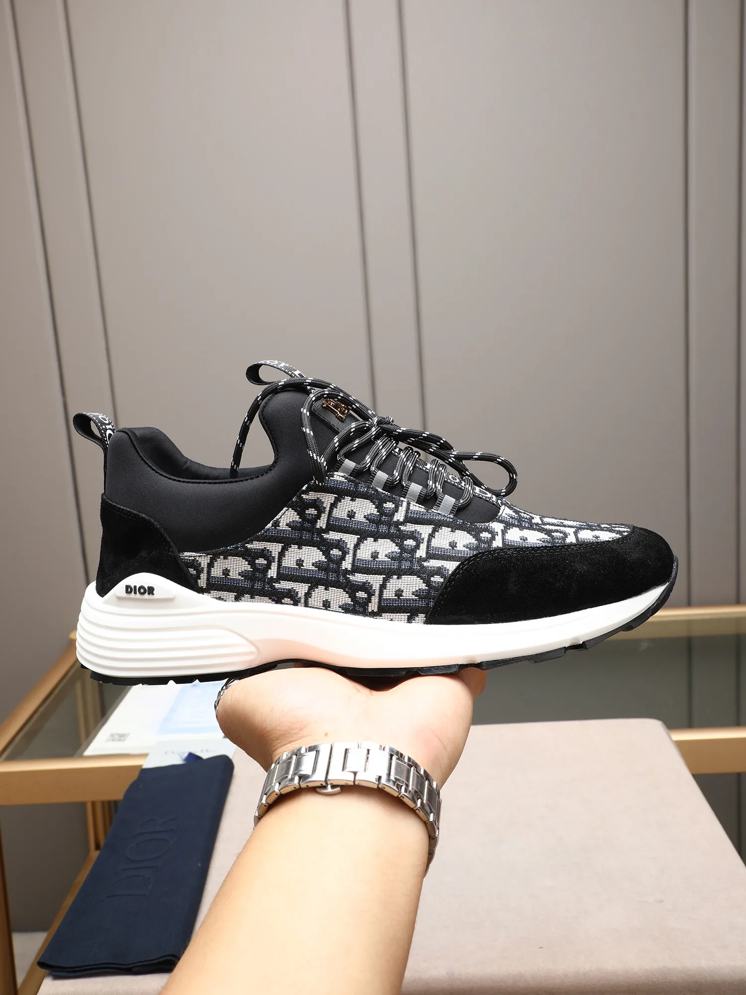 Men's shoes 💰440 💰Dior [Dior] 😘😘High-end series of casual men's shoes, simple and elegant👍👍👍The upper is made of first-layer genuine leather spliced ​​with Dior's special material [sun][sun]; imported first-layer sheepskin lining; special outsole, wear-resistant, lightweight, the overall design is harmonious and unified without lacking personality 👣🌟✨You deserve it! 3 colors😍Sizes 38~44. (45 custom-made) The picture above is a big seller🔥🔥🔥